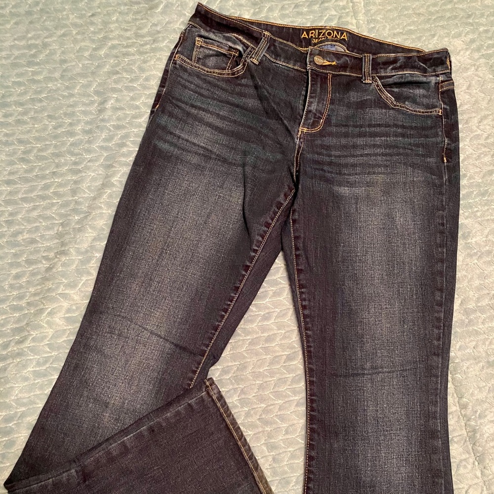 • Arizona Bootcut Jeans •